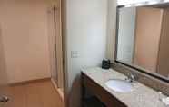 Toilet Kamar 7 La Quinta Inn & Suites by Wyndham Oakland - Hayward