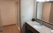 In-room Bathroom 7 La Quinta Inn & Suites by Wyndham Oakland - Hayward