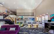 Lobi 5 La Quinta Inn & Suites by Wyndham Oakland - Hayward