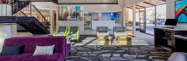 Lobi La Quinta Inn & Suites by Wyndham Oakland - Hayward