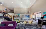 Lobby 5 La Quinta Inn & Suites by Wyndham Oakland - Hayward