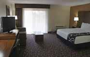 Bedroom 3 La Quinta Inn & Suites by Wyndham Oakland - Hayward