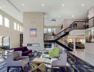 Lobby 2 La Quinta Inn & Suites by Wyndham Oakland - Hayward