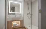 In-room Bathroom 5 Courtyard by Marriott Paris Roissy Charles de Gaulle Airport