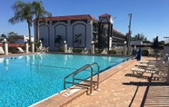 Kolam Renang 6 Days Inn by Wyndham Fort Myers