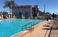 สระว่ายน้ำ 6 Days Inn by Wyndham Fort Myers