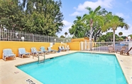 Swimming Pool 7 Days Inn by Wyndham Fort Myers