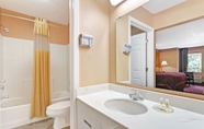 In-room Bathroom 2 Days Inn by Wyndham Fort Myers