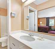 ห้องน้ำภายในห้อง 2 Days Inn by Wyndham Fort Myers