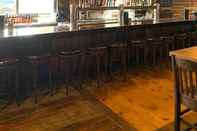 Quầy bar, cafe và phòng lounge AmericInn by Wyndham Rochester Near Mayo Clinic