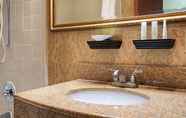 Toilet Kamar 6 Best Western Historic Area Inn