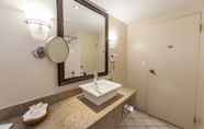 In-room Bathroom 2 Radisson Hotel Montreal Airport