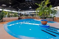 Swimming Pool Radisson Hotel Montreal Airport