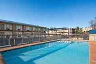 Kolam Renang Days Inn by Wyndham Cookeville