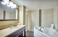 Toilet Kamar 3 Best Western Plus Edmonton Airport