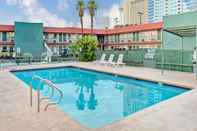 Swimming Pool Travelodge by Wyndham Las Vegas