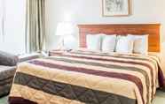 Kamar Tidur 7 Econo Lodge & Suites