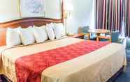 Bedroom 7 Econo Lodge & Suites