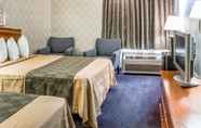 Kamar Tidur 3 Econo Lodge & Suites