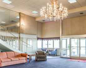 Lobby 4 Econo Lodge & Suites