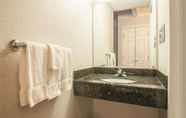 In-room Bathroom 7 La Quinta Inn & Suites by Wyndham Silverthorne - Summit Co