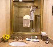 ห้องน้ำภายในห้อง 2 DoubleTree by Hilton Hotel Portland