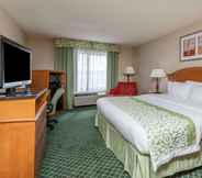 Bedroom 7 Days Inn & Suites by Wyndham Warren