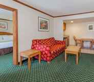 Common Space 6 Days Inn & Suites by Wyndham Warren