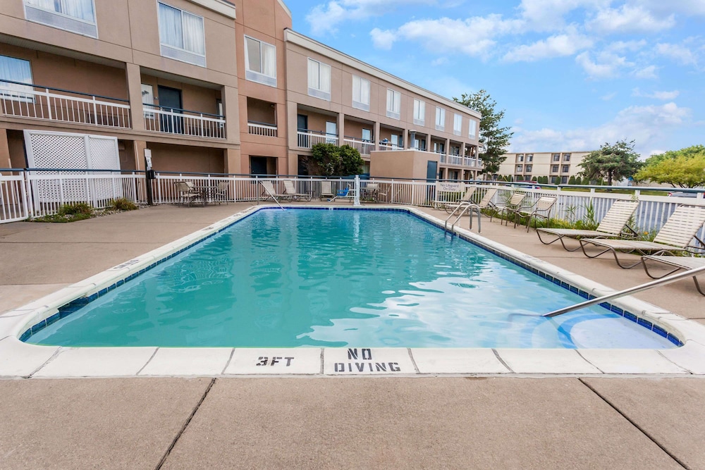 Swimming Pool Days Inn & Suites by Wyndham Warren