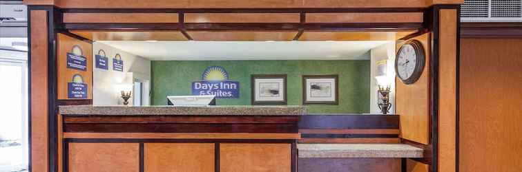 Lobby Days Inn & Suites by Wyndham Warren