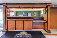 Lobby Days Inn & Suites by Wyndham Warren