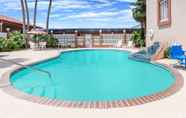 Swimming Pool 6 Days Inn by Wyndham Portland/Corpus Christi