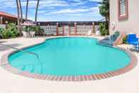 Swimming Pool Days Inn by Wyndham Portland/Corpus Christi