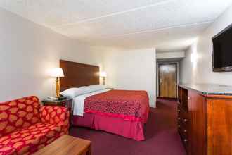 Bedroom 4 Days Inn by Wyndham High Point/Archdale