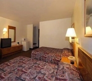 Bedroom 2 Rodeway Inn Near Mt. Rushmore Memorial