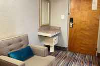 Bedroom Travelodge by Wyndham Bloomington