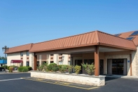 Exterior Days Inn by Wyndham Hillsborough