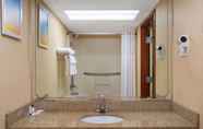 Toilet Kamar 6 Days Inn by Wyndham Hillsborough