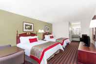 Bedroom Travelodge by Wyndham Clarksville