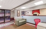 Lobi 3 Travelodge by Wyndham Clarksville