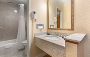 Bilik Mandi dalam Bilik 2 The Inn at Gran View Ogdensburg, Ascend Hotel Collection