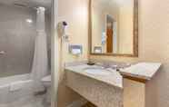 Toilet Kamar 2 The Inn at Gran View Ogdensburg, Ascend Hotel Collection