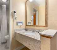 Toilet Kamar 2 The Inn at Gran View Ogdensburg, Ascend Hotel Collection