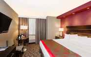 Kamar Tidur 4 Ramada by Wyndham Niagara Falls by the River