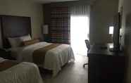 Kamar Tidur 3 Orangewood Inn & Suites Kansas City Airport