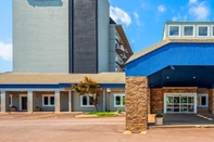 Bên ngoài Orangewood Inn & Suites Kansas City Airport