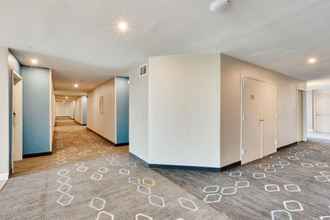 Lobi 4 Orangewood Inn & Suites Kansas City Airport