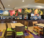 Restoran 5 Fairfield Inn & Suites Jackson