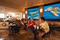 Quầy bar, cafe và phòng lounge RumFish Beach Resort by TradeWinds