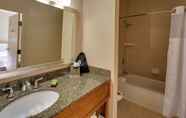 ห้องน้ำภายในห้อง 2 Embassy Suites by Hilton San Rafael Marin County